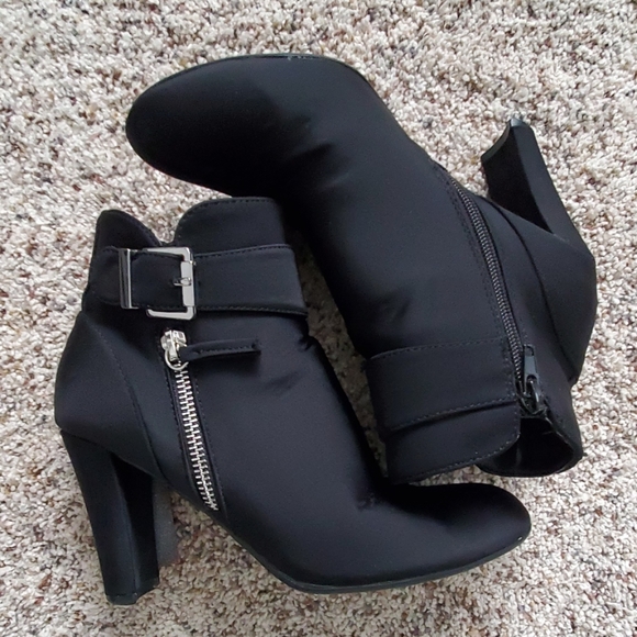Unisa Shoes - Black booties w/silver buckle detail 🖤✨